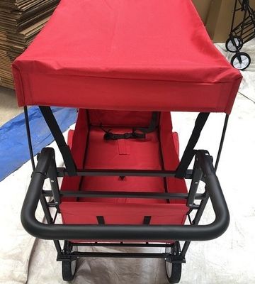 Los carros plegables del carro plegable rojo del carro con las ruedas cubren la manija del empuje